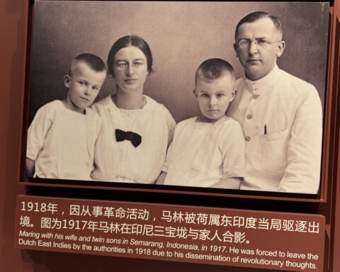 Henk en Betsy Sneevliet met hun zonen, in Shanghai te zien in de Memorial Hall over het eerste CPC-partijcongres in 1921
