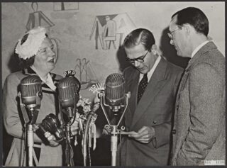 Koningin Juliana spreekt de pers toe op Schiphol, 28 april 1952.