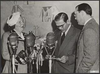 Koningin Juliana spreekt de pers toe op Schiphol, 28 april 1952.