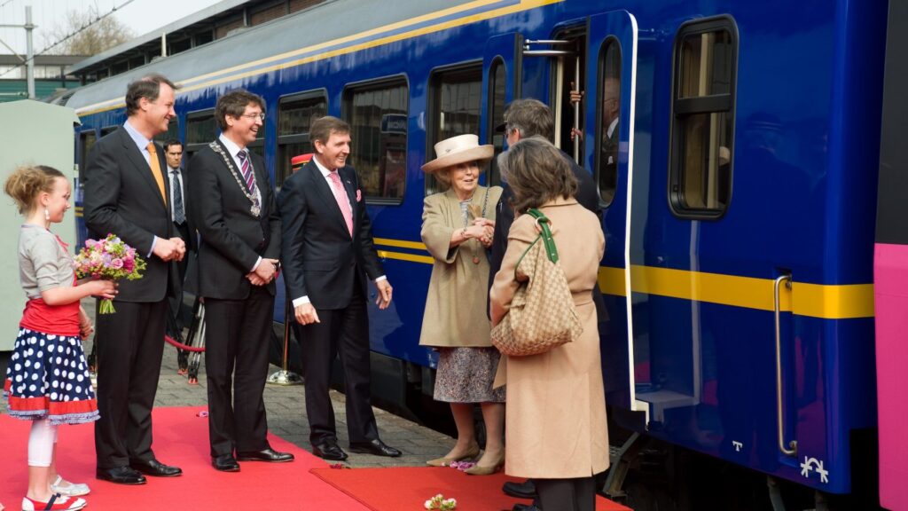 Aankomst van de SR10 tijdens de opening van de tentoonstelling 'Royal Class' in het Spoorwegmuseum