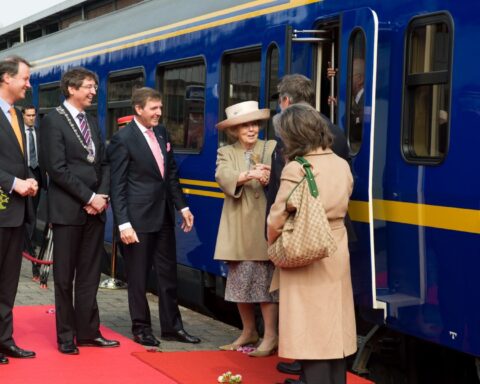 Aankomst van de SR10 tijdens de opening van de tentoonstelling 'Royal Class' in het Spoorwegmuseum