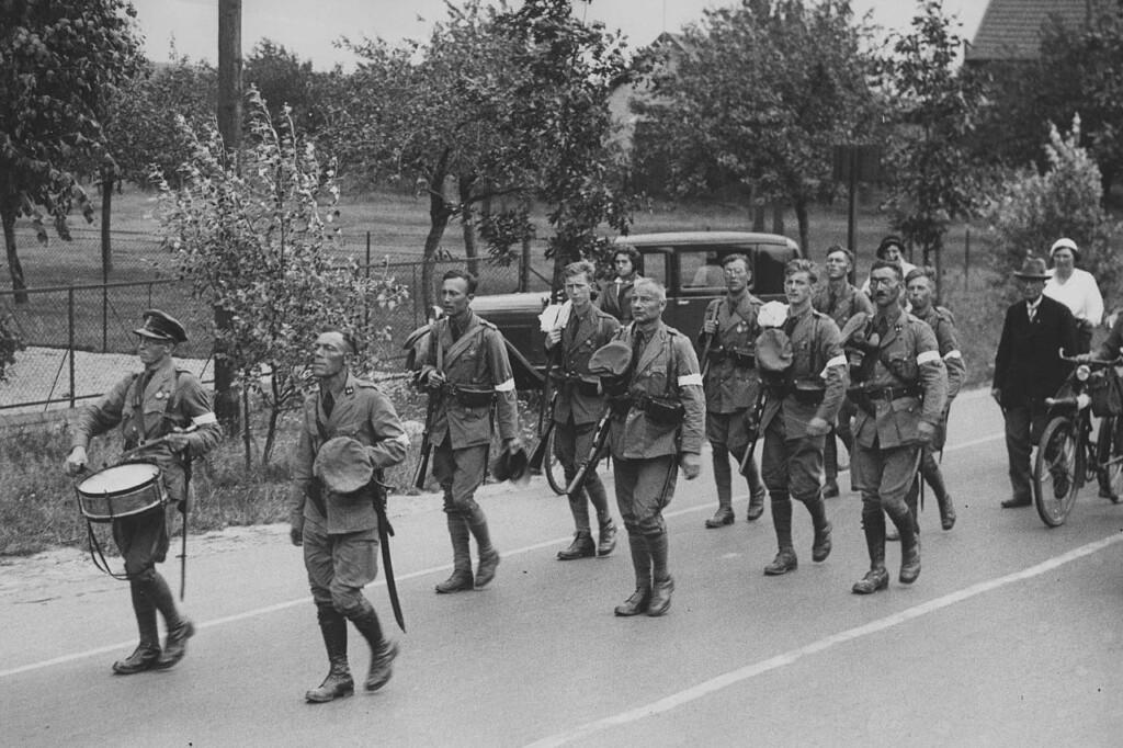 Een detachement van de Koloniale Reserve onderweg op de vierde dag van de Nijmeegse Vierdaagse, 1932