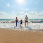 Een vakantie-tafereeltje: een gezin bij het strand