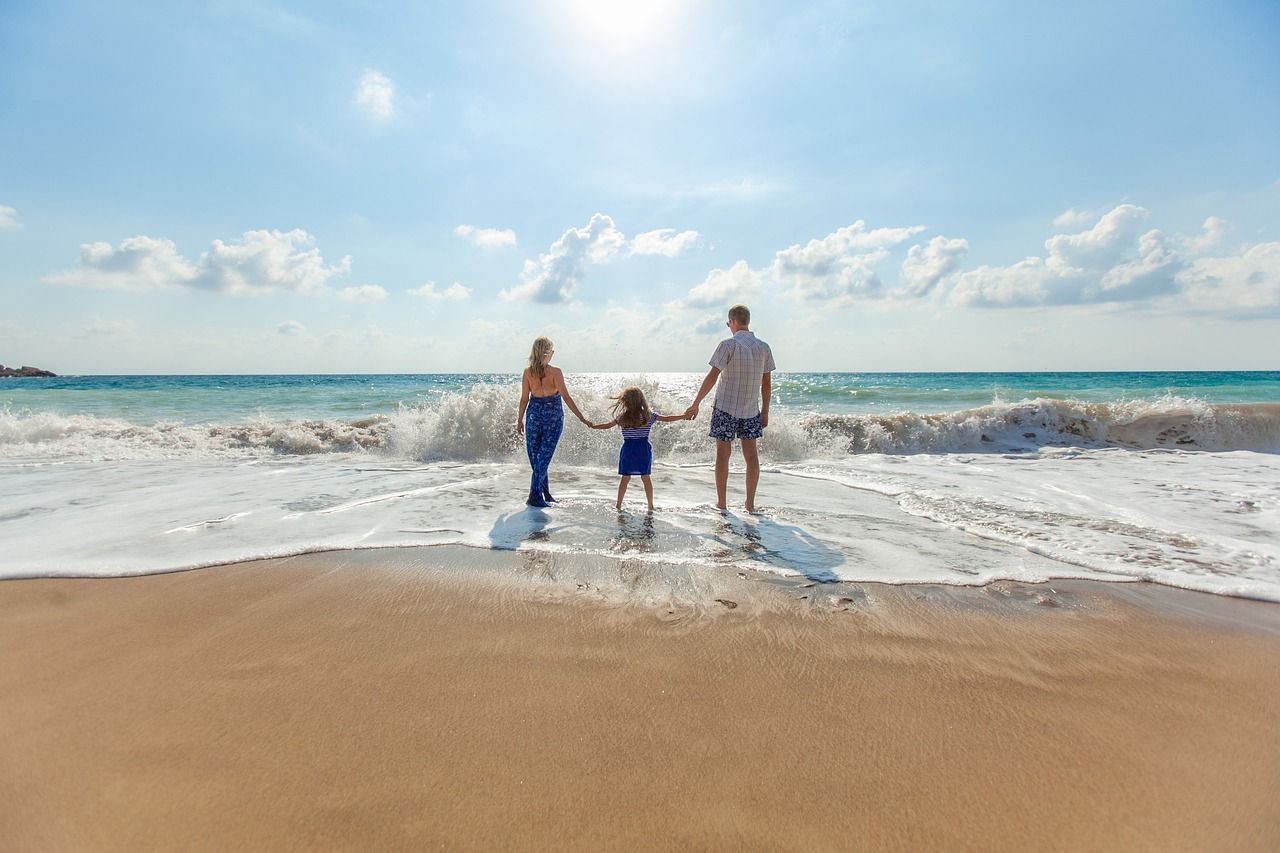 Een vakantie-tafereeltje: een gezin bij het strand