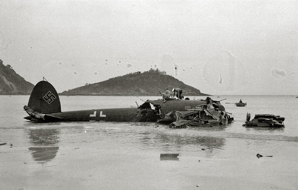 Wrak van de Heinkel 111 die op 8 mei 1945 voor de kust van San Sebastian een noodlanding maakte.