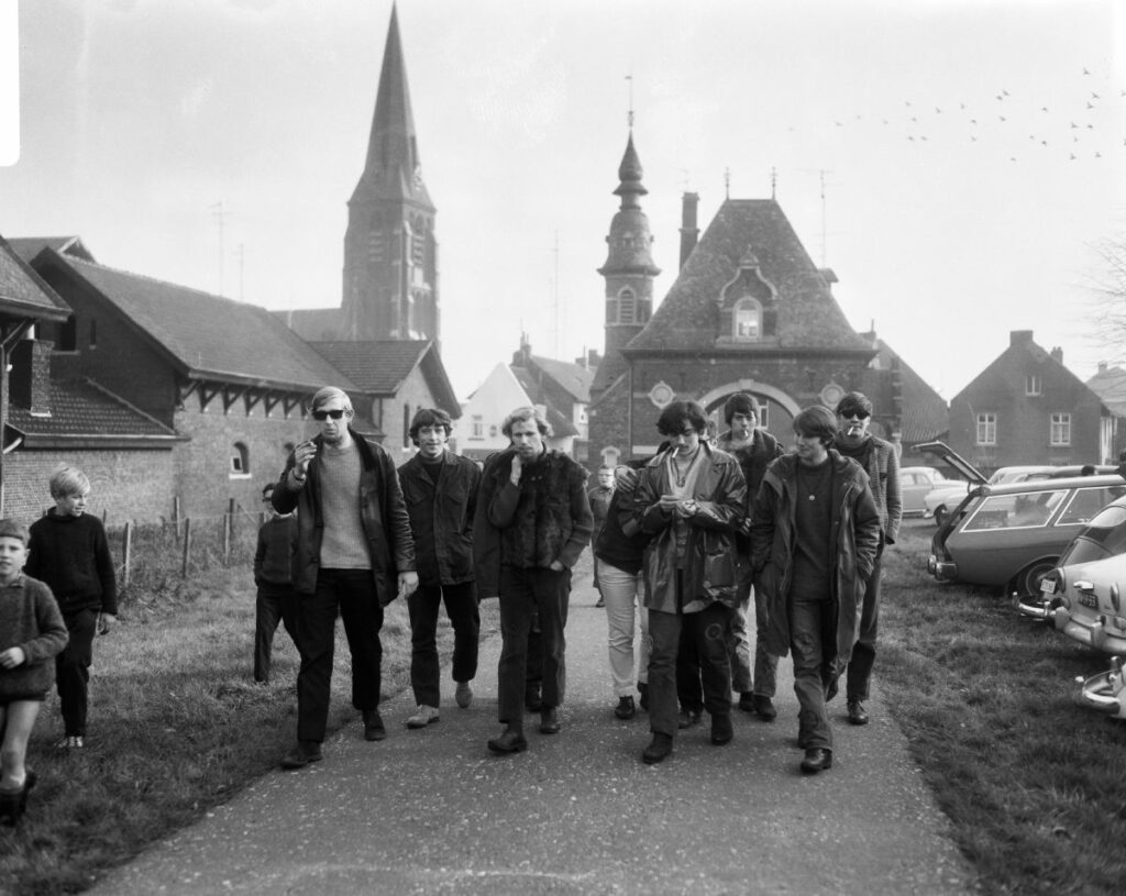 Maastrichtse provo’s bij het ‘internationaal provotaries konsilie’ in kasteel Borgharen, november 1966