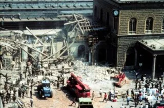 Het zwaar beschadigde stationsgebouw van Bologna na de terroristische aanslag.