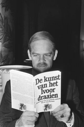 De Gaay Fortman met zijn boek 'De kunst van het ivoordraaien' waarin de politicus terugkijkt op de kabinetsformatie in 1977