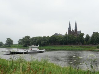 Het klooster en het museum vanaf de Maas.