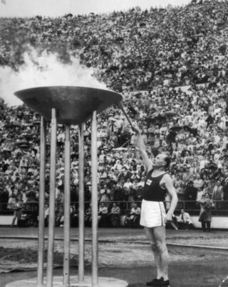 Paavo Nurmi ontsteekt het olympische vuur tijdens de Olympische Spelen van 1952 in Helsinki