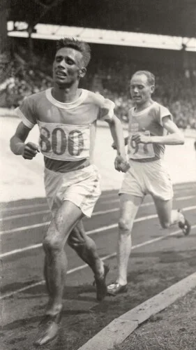 10.000 meter van 1928. Aan kop Ville Ritola, gevolgd door Paavo Nurmi, die het goud pakte.