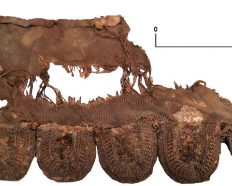 Kledingfragment met een sierlijke geschulpte rand