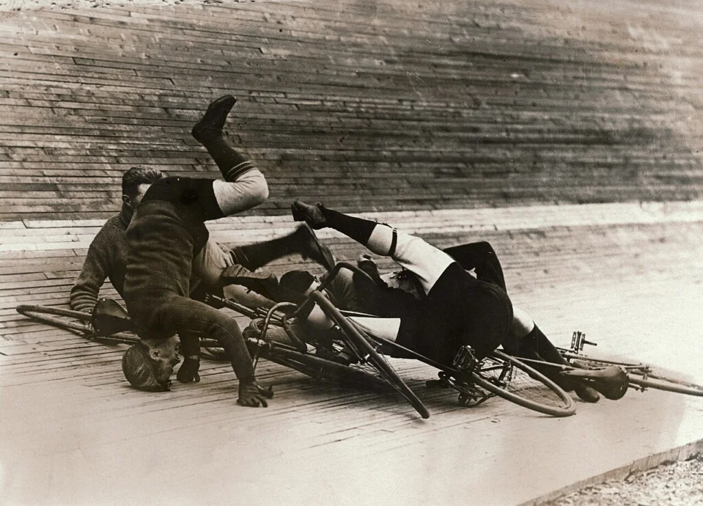 Een valpartij tijdens de Zesdaagse van New York, 1913. Geënsceneerde foto.