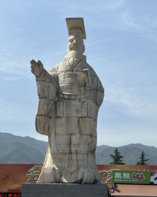 Reusachtig standbeeld van keizer Qin Shihuang bij het museum rond het terracottaleger. 