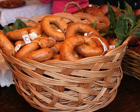 Alheiras te koop op een markt in Portugal