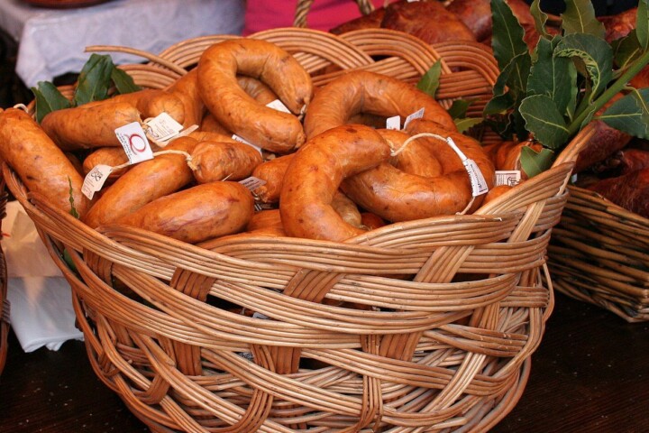 Alheiras te koop op een markt in Portugal