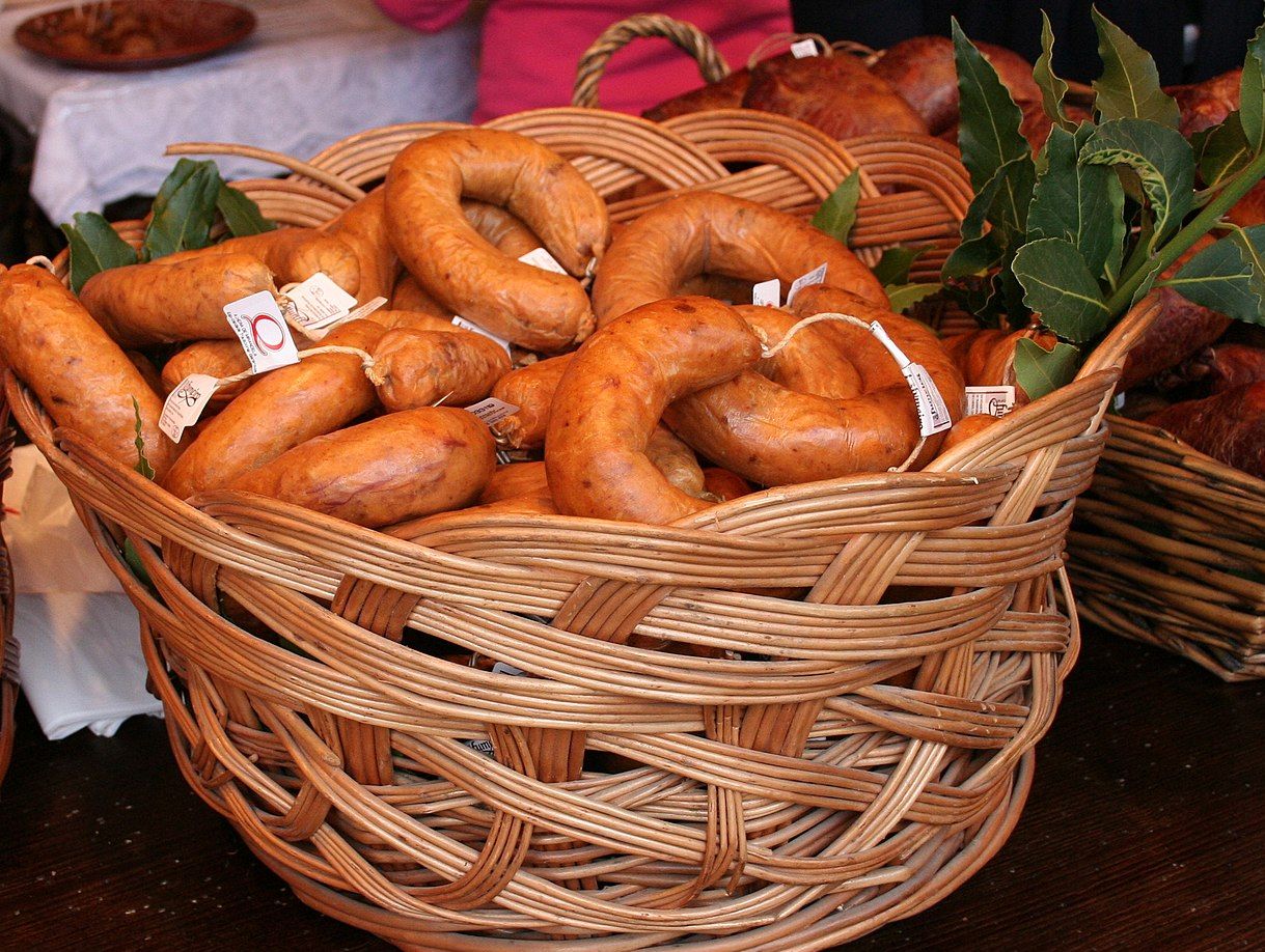 Alheiras te koop op een markt in Portugal