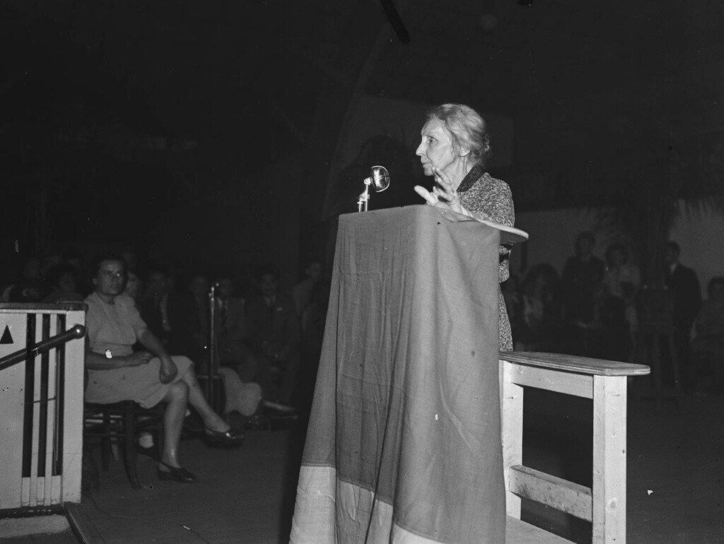 Henriette Roland Holst spreekt in Amsterdam voor de Ver. Nederland-Indonesië