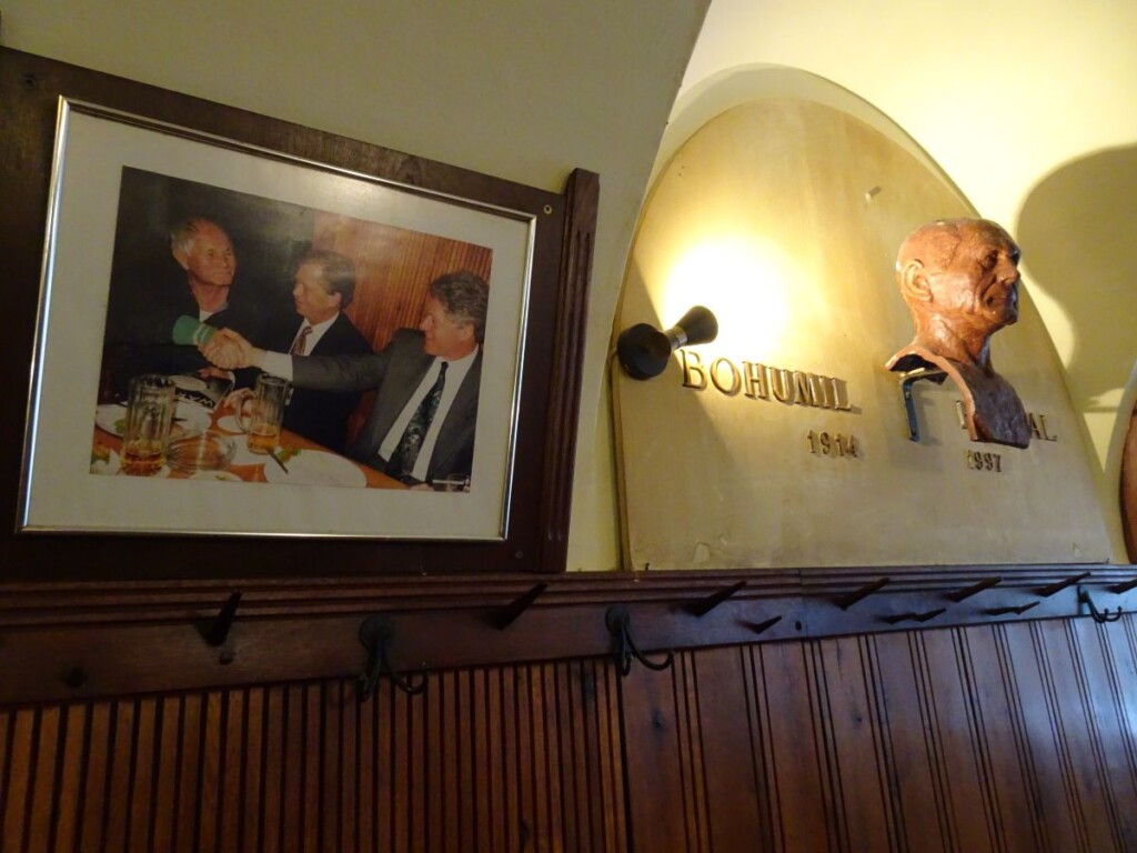 Herinneringen aan Hrabal in zijn stamkroeg in Praag. Links de foto met Havel en Bill Clinton