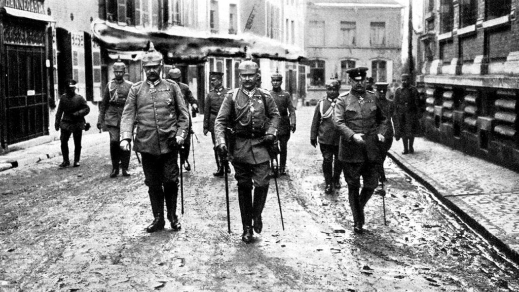 Keizer Willem II met veldmaarschalk von Hindenburg en kwartiermeester-generaal Ludendorff in Avesnes.