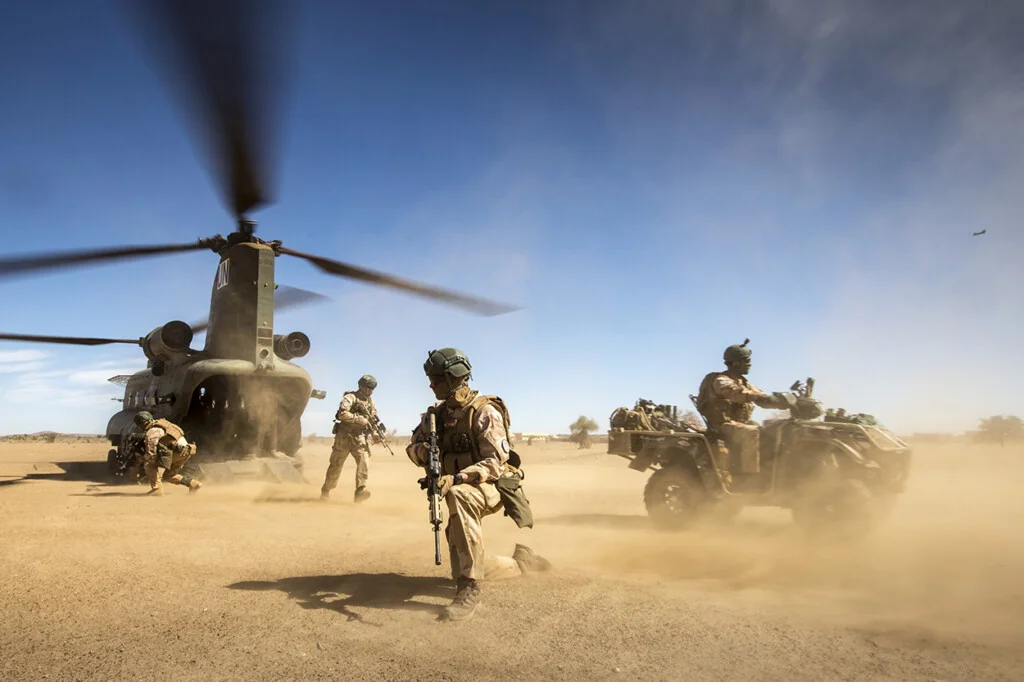 Militairen van 11 Luchtmobiele Brigade stijgen uit een CH-47 Chinook in Mali