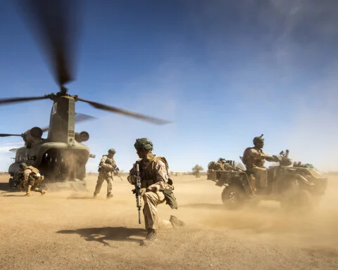 Militairen van 11 Luchtmobiele Brigade stijgen uit een CH-47 Chinook in Mali