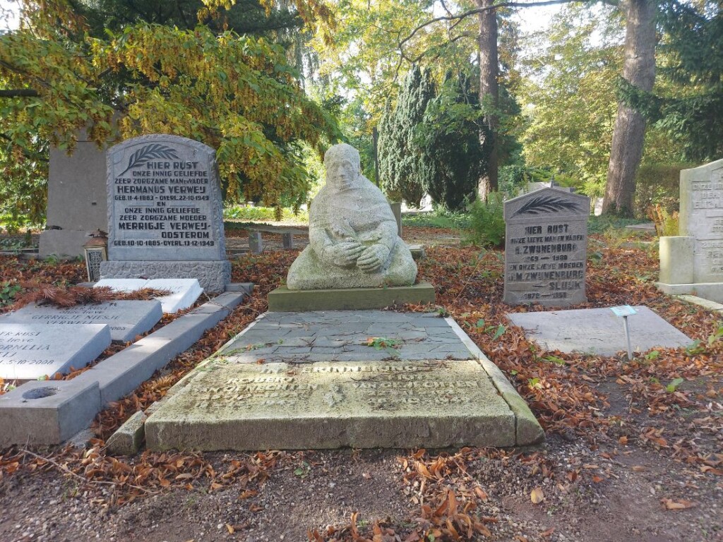 Grafmonument van NSB-politicus Robert van Genechten.