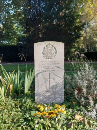 Grafmonument van de Britse militair Alfred McGladdery, gestorven aan zijn verwondingen die hij opliep tijdens operatie Market Garden.