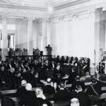 Gouverneur-generaal van Indië Tjarda van Starkenborgh Stachouwer (rechts) spreekt tot de Volksraad bij zijn aantreden op 16 september 1936.