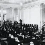 Gouverneur-generaal van Indië Tjarda van Starkenborgh Stachouwer (rechts) spreekt tot de Volksraad bij zijn aantreden op 16 september 1936.