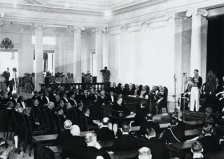 Gouverneur-generaal van Indië Tjarda van Starkenborgh Stachouwer (rechts) spreekt tot de Volksraad bij zijn aantreden op 16 september 1936.