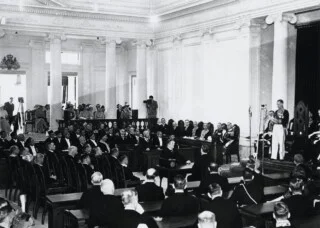 Gouverneur-generaal van Indië Tjarda van Starkenborgh Stachouwer (rechts) spreekt tot de Volksraad bij zijn aantreden op 16 september 1936.