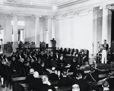 Gouverneur-generaal van Indië Tjarda van Starkenborgh Stachouwer (rechts) spreekt tot de Volksraad bij zijn aantreden op 16 september 1936.