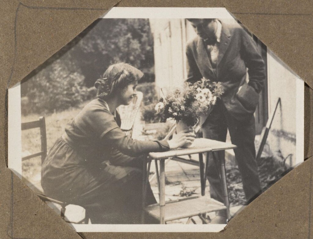 Vanessa Bell schikt buiten bloemen met Duncan Grant naast haar, ongedateerd