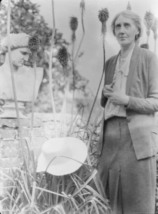 Virginia Woolf in haar tuin outdoors. Monk's House (Rodmell, England), 1931