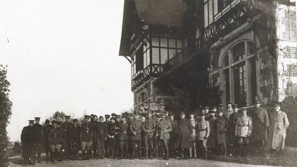 Groepsfoto van de vertegenwoordigers van de Geallieerden in de wapenstilstandscommissie voor de villa waar Hindenburg in Spa verbleef, eind februari 1919. 