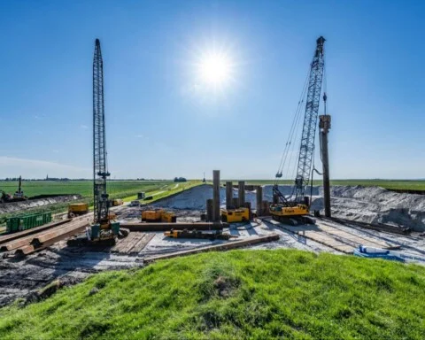 Specialisten van Rijkswaterstaat en het Waterschap hielpen bij de berging in Holwert