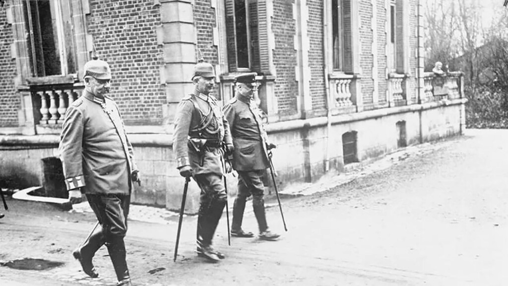 Keizer Willem II met veldmaarschalk von Hindenburg en kwartiermeester-generaal Ludendorff in Spa