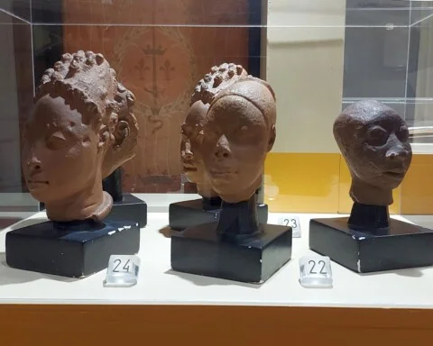 Terracotta sculpturen in de tentoonstelling in Doorn