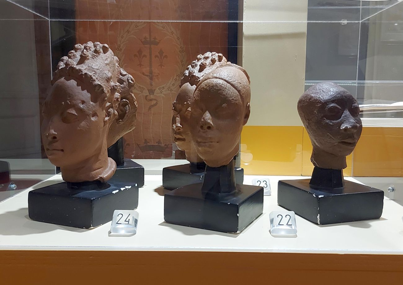 Terracotta sculpturen in de tentoonstelling in Doorn