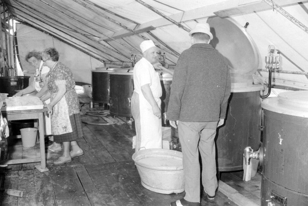 In de keukentent worden maaltijden bereid voor een groot aantal personen - Fotocollectie Niestadt, Zijper Museum Schagerbrug