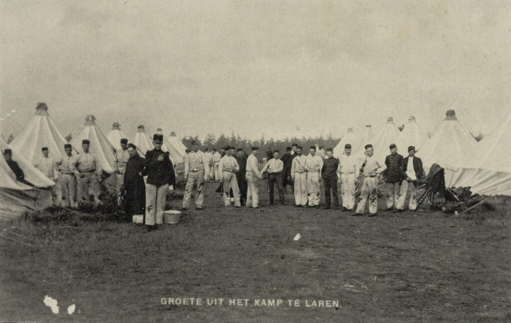 Militairen in het legerkamp op de hei bij Laren. De foto is gemaakt in de periode 1900-1910. 