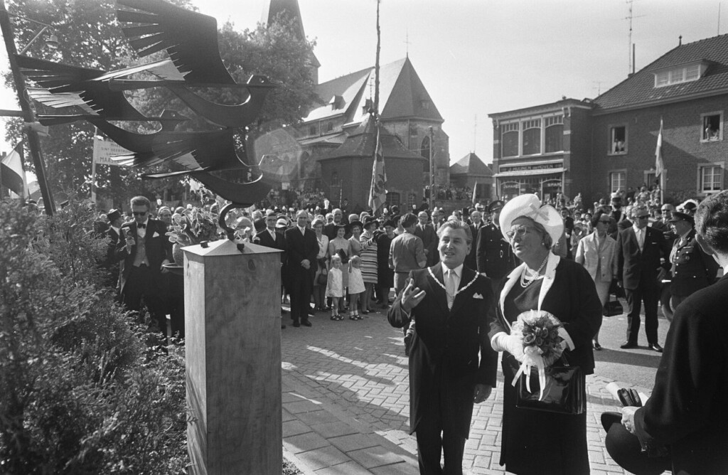 Koningin Juliana onthult het bevrijdingsmonument in Noorbeek, ter gelegenheid van de 25-jarige herdenking van de bevrijding