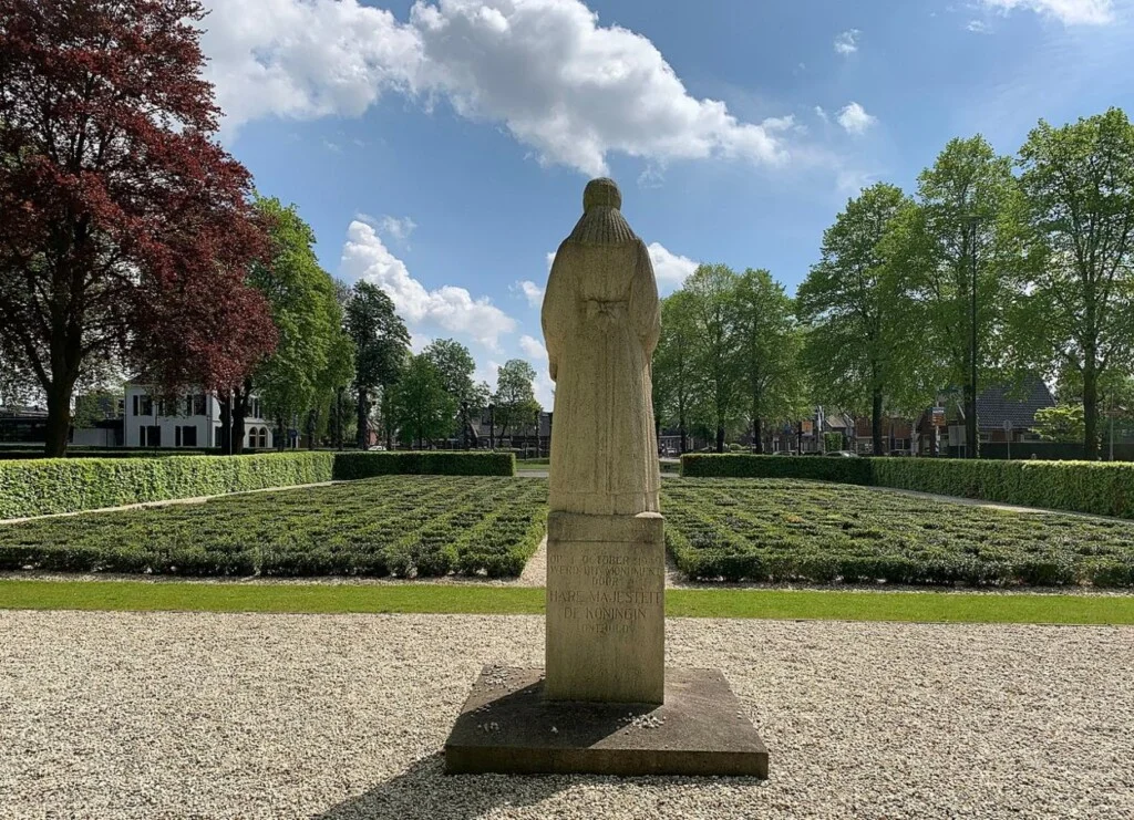 Vrouwtje van Putten. Monument ter nagedachtenis aan de razzia van Putten, ontworpen door Mari Andriessen