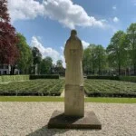 Vrouwtje van Putten. Monument ter nagedachtenis aan de razzia van Putten, ontworpen door Mari Andriessen