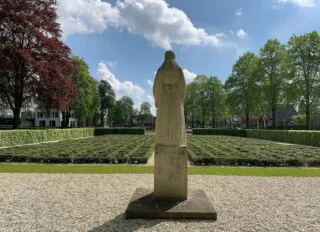 Vrouwtje van Putten. Monument ter nagedachtenis aan de razzia van Putten, ontworpen door Mari Andriessen