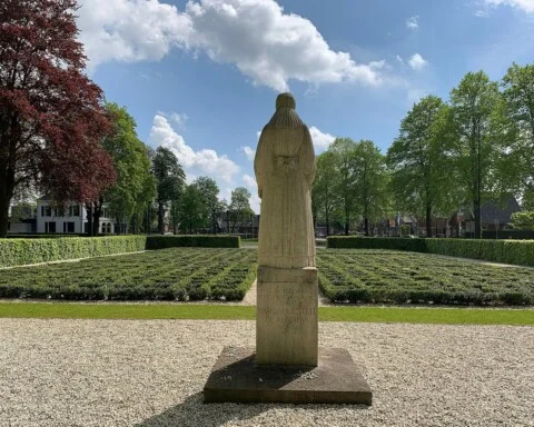 Vrouwtje van Putten. Monument ter nagedachtenis aan de razzia van Putten, ontworpen door Mari Andriessen