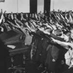 Kinderen brengen de Hitlergroet op een Volksschule in Berlijn, januari 1934.