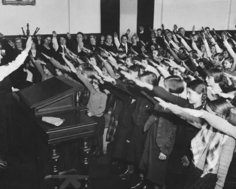 Kinderen brengen de Hitlergroet op een Volksschule in Berlijn, januari 1934.