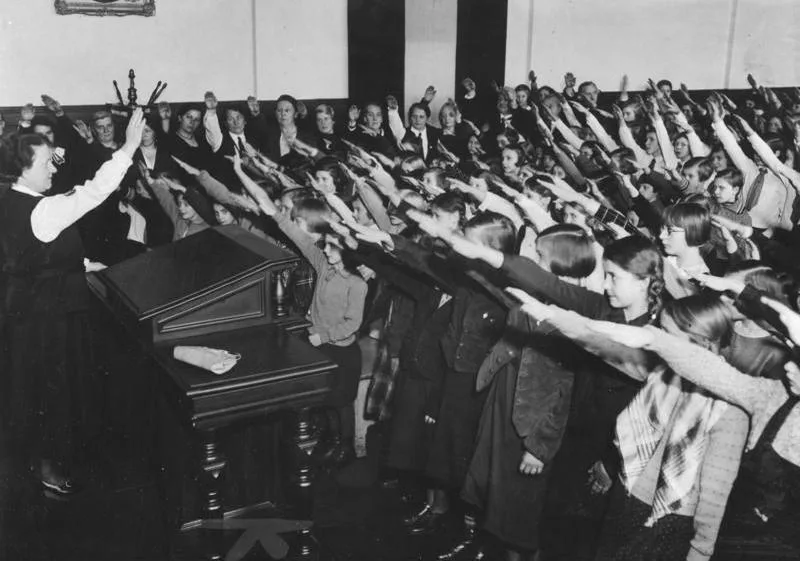 Kinderen brengen de Hitlergroet op een Volksschule in Berlijn, januari 1934.